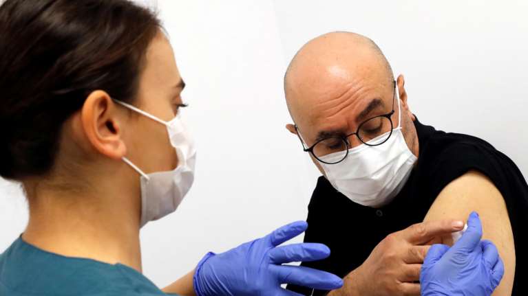 Ποιοι πρέπει να κάνουν (πρώτοι) το αντιγριπικό εμβόλιο- Οδηγίες από την πρόεδρο της Επιτροπής Εμβολιασμών