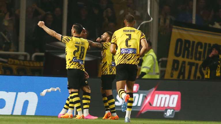 ΑΕΚ-ΠΑΟΚ 4-0: Η Ένωση διέσυρε τον ΠΑΟΚ που έπαιζε με 10 παίκτες και πάει στον &quot;τελικό&quot; της Λεωφόρου