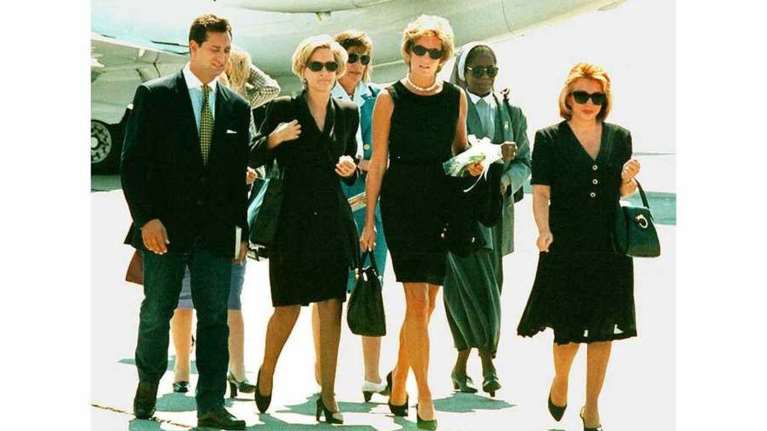 Οι royal κανόνες της μόδας που έσπασε η πριγκίπισσα Νταϊάνα: Οι γυμνές γάμπες, τα κολάν και η αγάπη στα μαύρα φορέματα