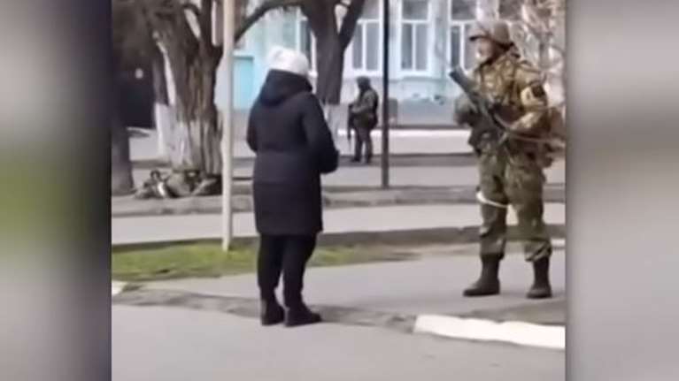 Γενναία Ουκρανή γιαγιά σε Ρώσους στρατιώτες: "Είστε εισβολείς και φασίστες! Τι σ@@@ κάνετε στη γη μας με όλα αυτά τα όπλα;"