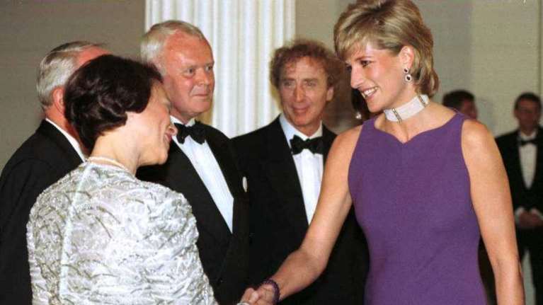 Πριγκίπισσα Νταϊάνα: Το τρικ που έκανε για να μην &quot;κλέβει&quot; την παράσταση και θυμώνει η βασίλισσα