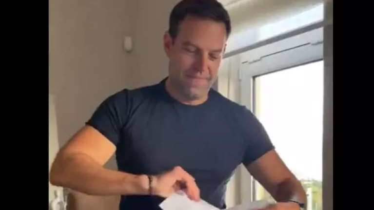 Ο Κασσελάκης σκίζει και πετάει στα σκουπίδια το εξώδικο Αυγενάκη [βίντεο]