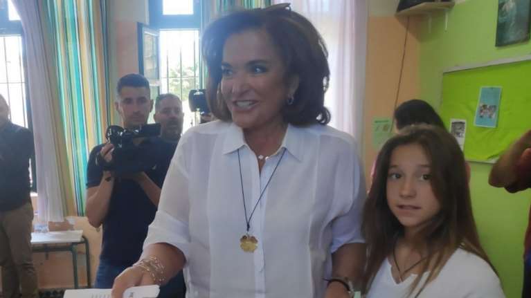 Ψήφισε η Ντόρα Μπακογιάννη αγκαζέ με την εγγονή της: &quot;Καλό βόλι, και το βράδυ με τη νίκη&quot;