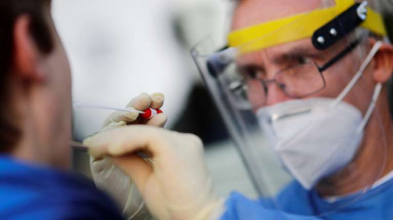 Επιδημιολόγος Παναγιωτόπουλος: Να καλυφθεί το τεστ κορονοϊού από τον ΕΟΠΥ