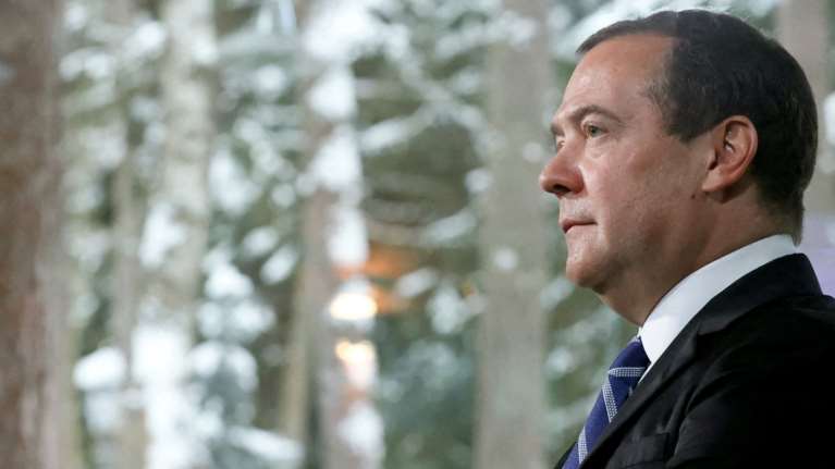 Αδιανόητες απειλές Μεντβέντεφ για τις κυρώσεις της Δύσης: Ήρθε η ώρα "να μπει λουκέτο στις πρεσβείες", ίσως επαναφέρουμε τη θανατική ποινή