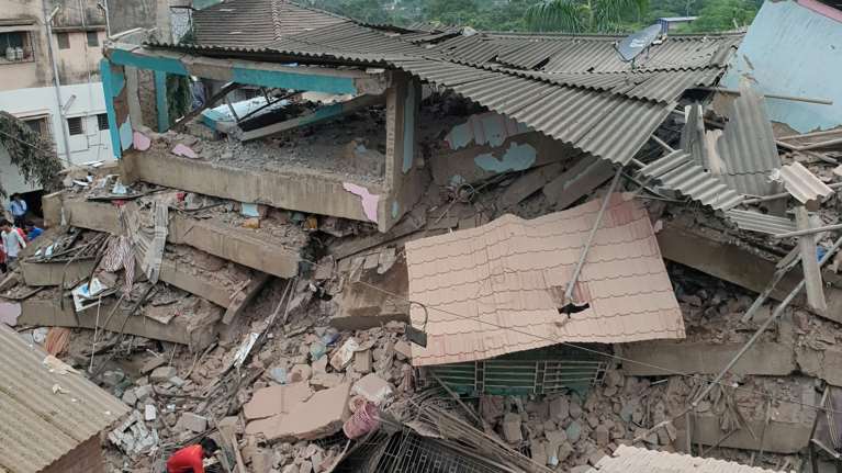 Ινδία: 60 άτομα διασώθηκαν από την κατάρρευση πολυκατοικίας - Κατέρρευσε σαν χάρτινος πύργος [εικόνες]