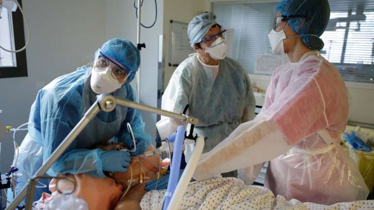 Η μόλυνση από κορονοϊό παρέχει τουλάχιστον πεντάμηνη φυσική ανοσία, ανάλογη αυτής των εμβολίων