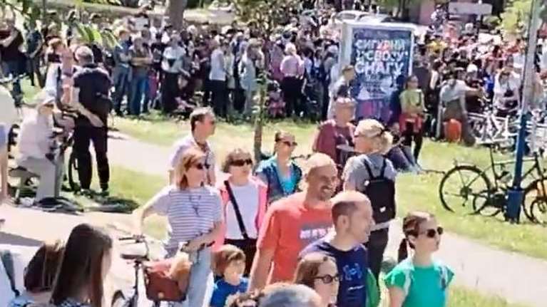 Μεγάλες διαδηλώσεις φοιτητών και εργαζομένων στη Σερβία για την Πρωτομαγιά