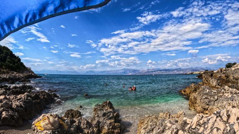 Υψηλές θερμοκρασίες για την εποχή και σήμερα: Εως 32 βαθμούς ο υδράργυρος - Πού θα βρέξει