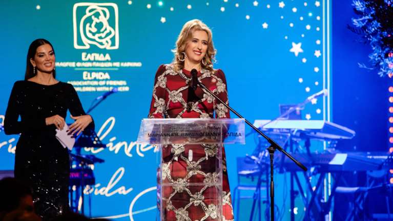 Το χριστουγεννιάτικο δείπνο για την "ΕΛΠΙΔΑ": Οι λαμπερές εμφανίσεις στο ετήσιο δείπνο για τους μικρούς μαχητές