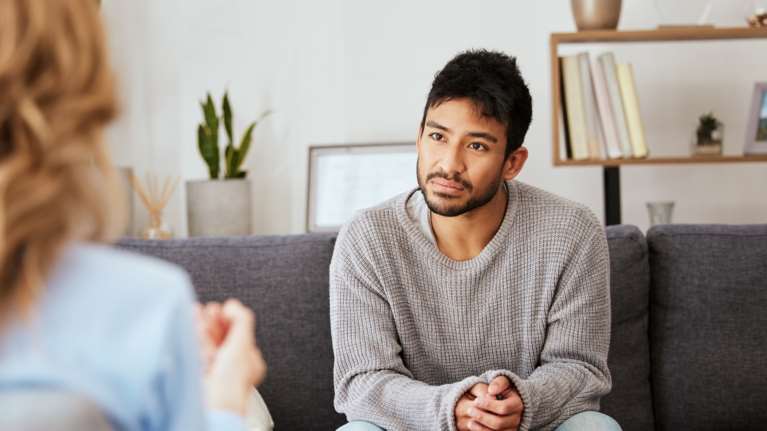 Όλοι οι άντρες χρειάζονται ψυχοθεραπεία, σύμφωνα με τις εφαρμογές γνωριμιών