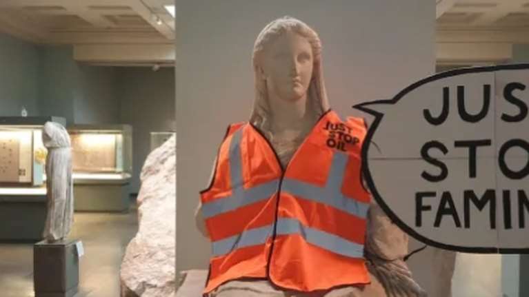 Βρετανικό Μουσείο: Διαδηλωτές έβαλαν πορτοκαλί γιλέκο σε αρχαιοελληνικό άγαλμα