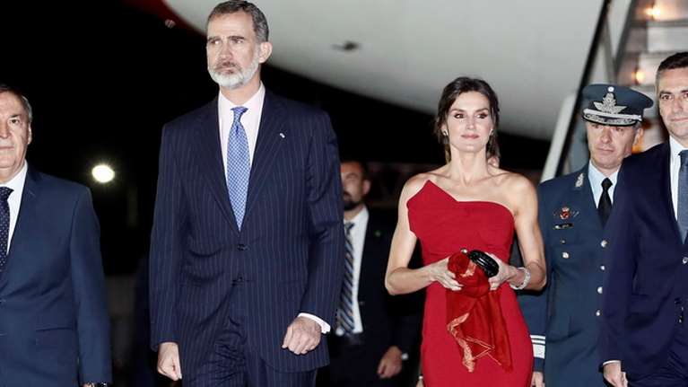 Βασίλισσα Λετίσια: Η διαφορετική εμφάνιση σε δημοσιογραφικά βραβεία με έξωμο κόκκινο φουστάνι [Εικόνες]