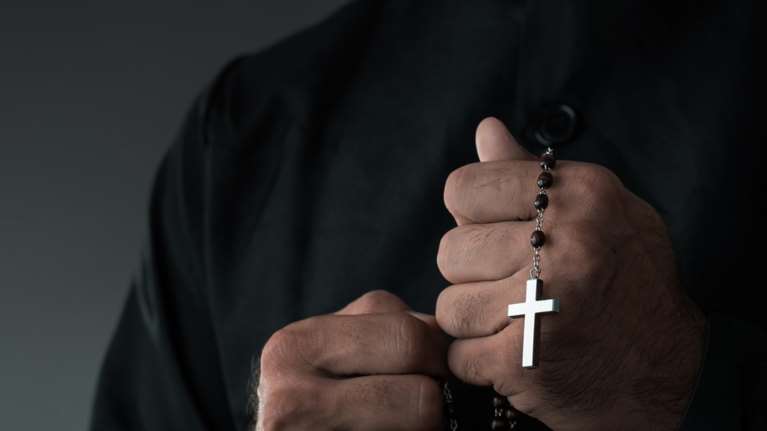 Σκάνδαλο στην Καθολική Εκκλησία Ελλάδας: &quot;Ιερά&quot; εμβάσματα χιλιάδων ευρώ και σε προποτζίδικα - Νέες αποκαλύψεις