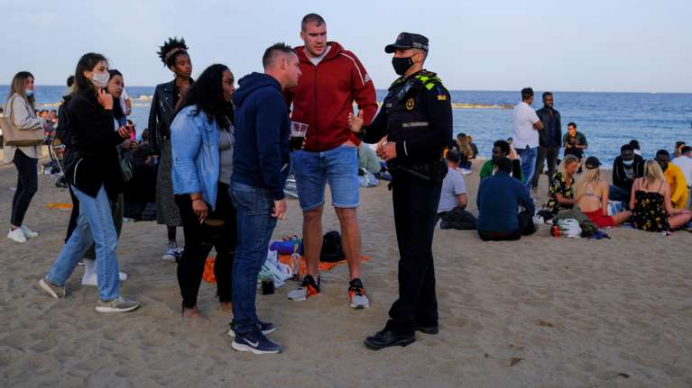 Κοροναπάρτι με δεκάδες συμμετέχοντες σε παραλία της Βαρκελώνης