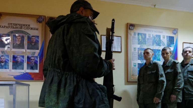 Ουκρανία: Υπό την απειλή όπλων στις κάλπες για τα ρωσικά δημοψηφίσματα - Προελαύνουν τα στρατεύματα του Κιέβου