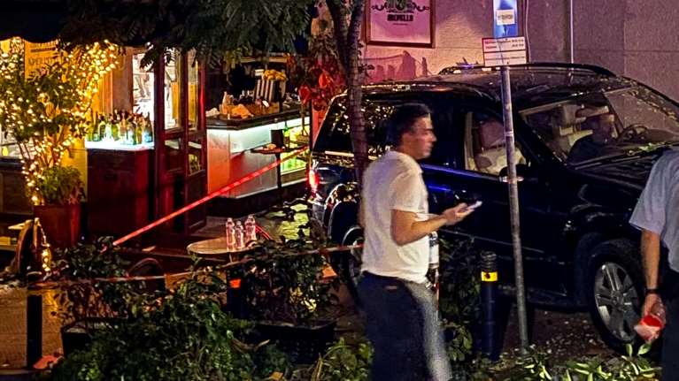 Πανικός στο Κολωνάκι: Αυτοκίνητο έπεσε σε πεζούς έξω από εστιατόριο - 12 τραυματίες [εικόνες - βίντεο]