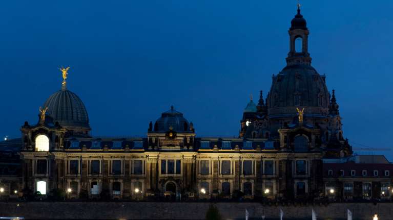 Η Ευρώπη χαμηλώνει τα φώτα: Θα κλείνουν σε Λούβρο, Βερσαλλίες και αυτοκινητοδρόμους της Βαλονίας στο Βέλγιο