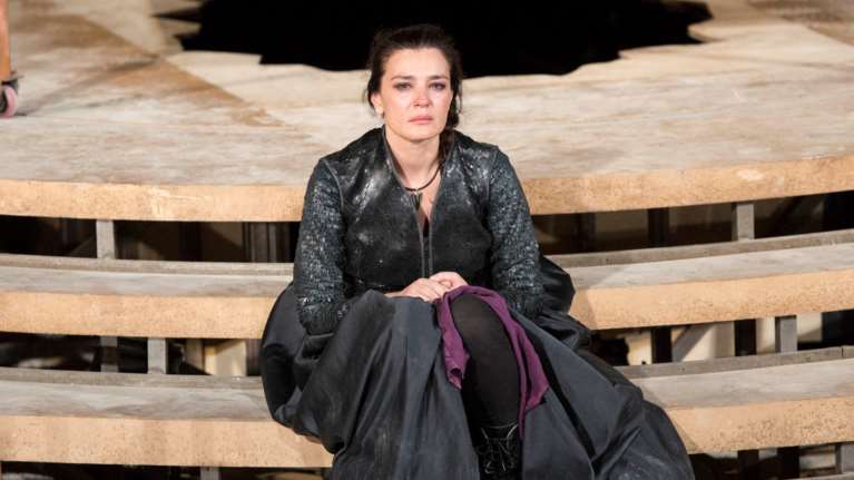 Η Μαρία Ναυπλιώτου σαν αρχαία Ελληνίδα στην Επίδαυρο - Η επιτομή της κομψότητας [εικόνα]