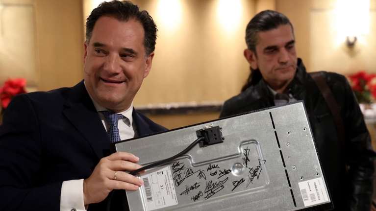 Η &quot;ΠΙΤΣΟΣ&quot; έγινε &quot;ΠΥΡΑΜΙΣ&quot;: Το ευχαριστώ των εργαζόμενων στον Άδωνη Γεωργιάδη και το δώρο που του έδωσαν