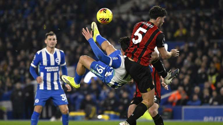 Ο Μπάμπης Κωστούλας "τρέλανε" την Premier League με απίθανο γκολ - Το "ανάποδο ψαλίδι" [βίντεο]