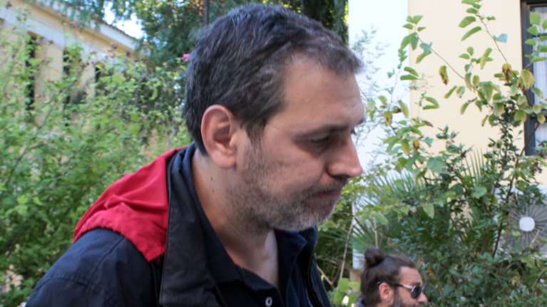 Στέφανος Χίος: Κατέθεσε για τον δράστη της επίθεσης - &quot;Φορούσε κουκούλα και είχε σχιστά μάτια&quot; [Βίντεο]