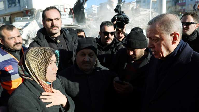 Τουρκία: Υποσχέσεις Ερντογάν απέναντι στην οργή των πολιτών - &quot;Πιστέψτε μας, δεν θα αφήσουμε κανέναν στο δρόμο&quot;