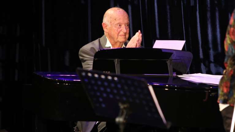 Μίμης Πλέσσας: Κανονικά οι παραστάσεις στο &quot;Παλλάς&quot; ως φόρος τιμής στον σπουδαίο μουσικό