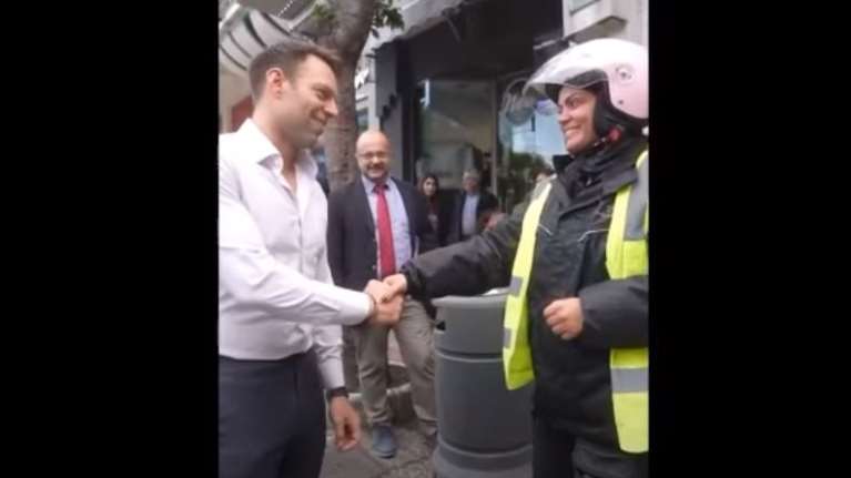 Στέφανος Κασσελάκης: Η απάντησή του για το βίντεο όπου σκουπίζει τα χέρια του μετά από χειραψία με εργαζόμενη