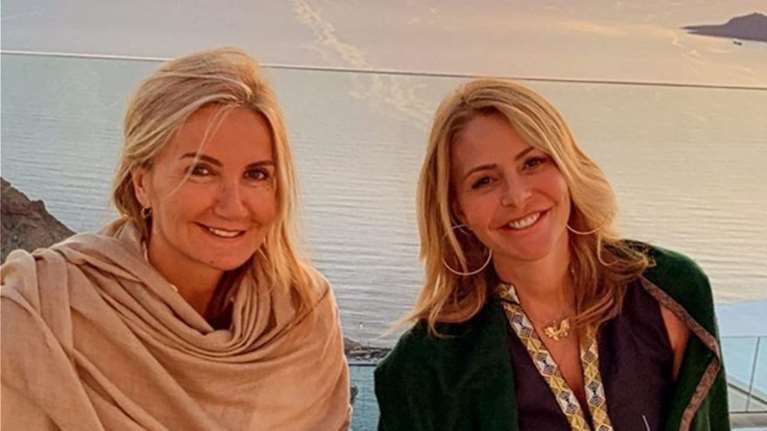 Μαρέβα Μητσοτάκη - Τζένη Μπαλατσινού: Ποζάρουν μαζί με φόντο το ηλιοβασίλεμα της Σαντορίνης [Εικόνες]