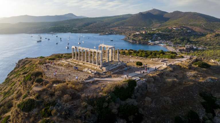 Ανατολική Αττική: Οκτώ στις δέκα επιχειρήσεις παραβιάζουν τον νόμο για τις ξαπλώστρες στις παραλίες