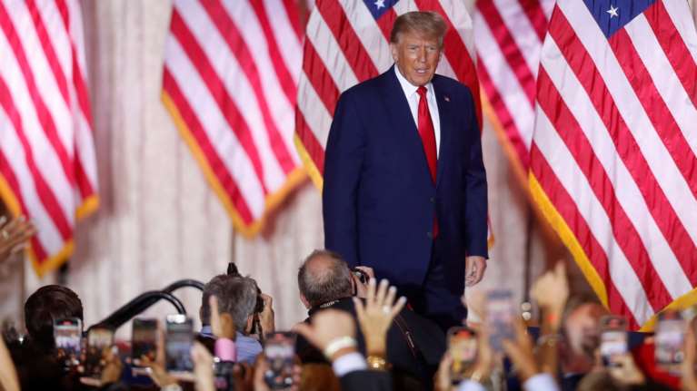 Ο Ίλον Μασκ επανέφερε τον λογαριασμό του Τραμπ στο Twitter - "Ο λαός μίλησε"