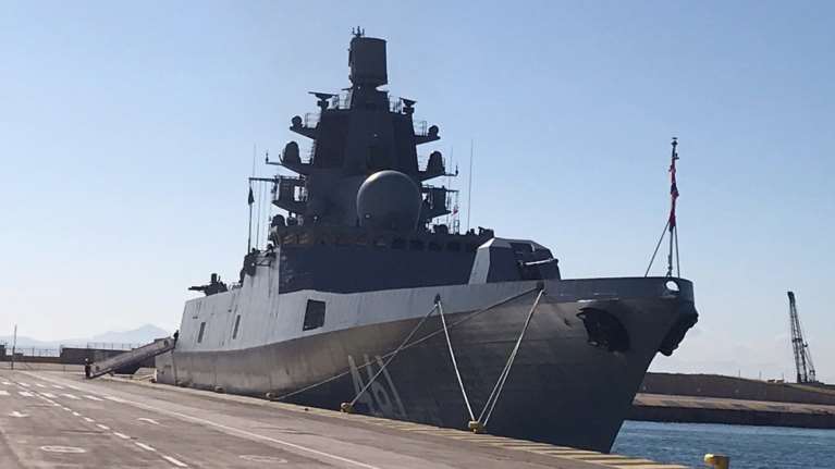 Στο λιμάνι του Πειραιά η εντυπωσιακή ρωσική φρεγάτα "Ναύαρχος Κασατόνοβ" [Εικόνες]