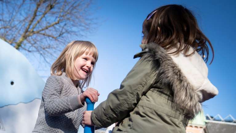 &quot;Νταντάδες της γειτονιάς&quot;: Οικονομική ενίσχυση για την φύλαξη παιδιών - Πότε ξεκινά το πρόγραμμα