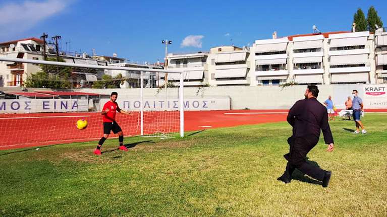 Ναύπλιο: Με άψογη εκτέλεση πέναλτι από... ιερέα ο αγιασμός της τοπικής ομάδας [Βίντεο]