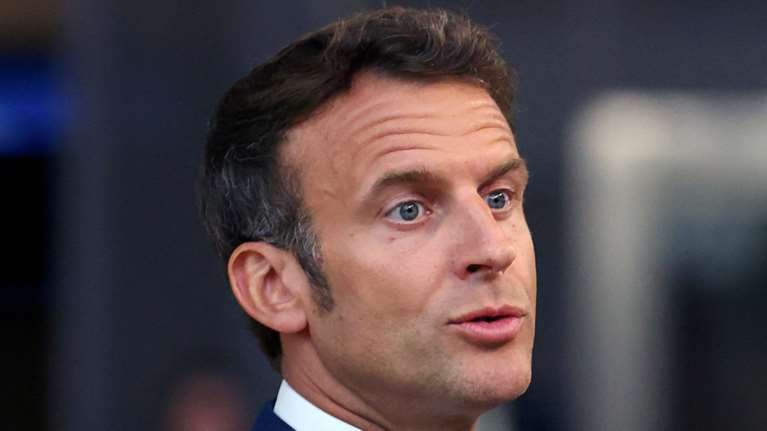 Ο Μακρόν προειδοποιεί τους Γάλλους: &quot;Ήρθε το τέλος της ανεμελιάς και της αφθονίας&quot;