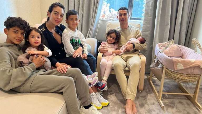 Τζορτζίνα Ροντρίγκεζ: Οι πρώτες φωτογραφίες της νεογέννητης κόρης της με τον Ρονάλντο