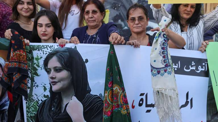 &quot;Λένε ψέματα για το πώς πέθανε&quot;: Οργισμένος με τις ιρανικές Αρχές ο πατέρας της Μαχσά Αμινί