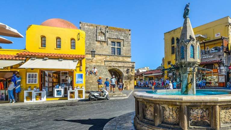 Ρόδος: 20χρονη Αμερικανίδα κατήγγειλε βιασμό από 35χρονη συμπατριώτισσά της στις τουαλέτες