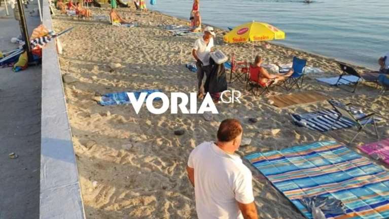 Χαλκιδική: Μάζεψαν δύο τόνους πετσέτες, ομπρέλες και ξαπλώστρες από παραλίες - Τις αφήνουν για να έχουν μόνιμη θέση