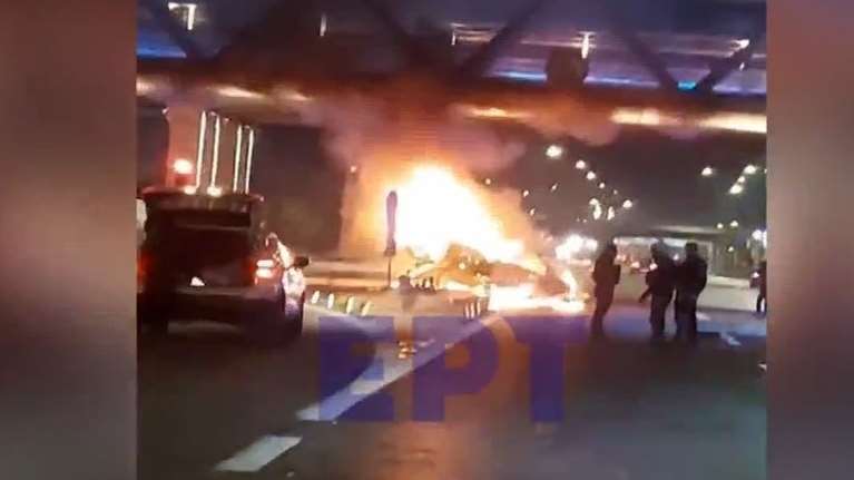 Τροχαίο στον Κηφισό: Βίντεο ντοκουμέντο - Η στιγμή που ΙΧ τυλίχτηκε στις φλόγες - Βγήκαν σώοι οδηγός και συνοδηγός