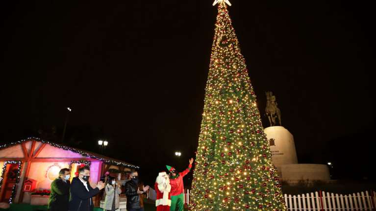 Φωταγωγήθηκε το χριστουγεννιάτικο δέντρο της Περιφέρειας Αττικής στο Πεδίο του Άρεως