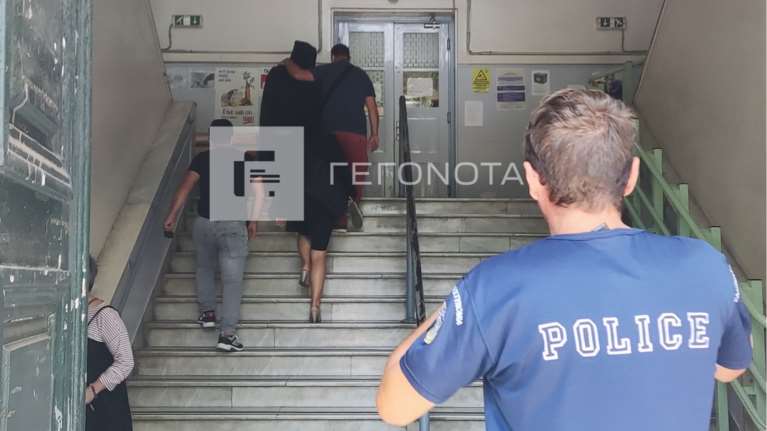 Σκιάθος- Παιδική πορνογραφία: Η 12χρονη κόρη μου δηλώνει ερωτευμένη, λέει η σύντροφος του υποπυραγού που τον κατήγγειλε