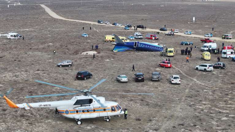 Azerbaijan Airlines: &quot;Το αεροσκάφος δέχθηκε εξωτερική φυσική και τεχνική επέμβαση&quot; - Μαρτυρία επιζώντα για  ένα &quot;δυνατό κρότο&quot;