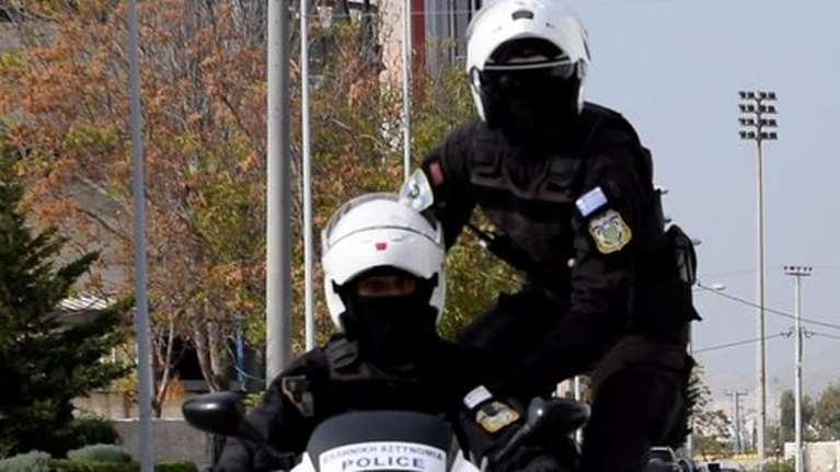 Ομόνοια: &quot;Βρισκόμουν σε σοκ, από φόβο τον φίλησα κι εγώ&quot; - Τι είπε στην κατάθεσή της η 19χρονη για τον αστυνομικό [Βίντεο]