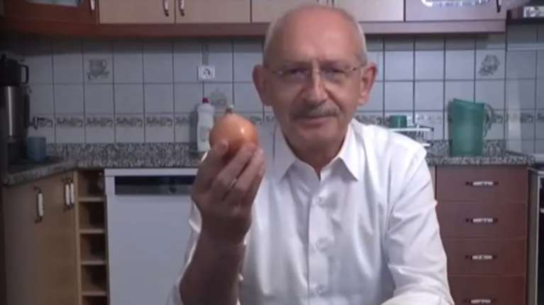 Τουρκία: Με ένα... κρεμμύδι στο χέρι κάνει προεκλογική εκστρατεία ο Κιλιτσντάρογλου - Βίντεο από την κουζίνα του