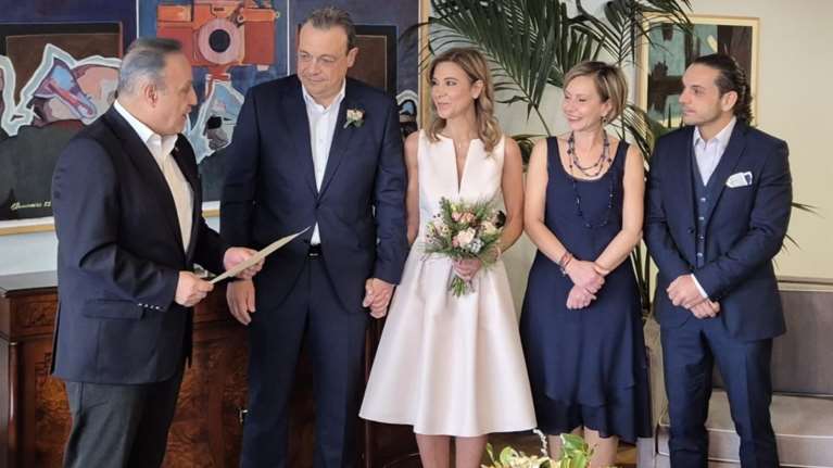 Σωκράτης Φάμελλος: Το κομψό νυφικό της χορογράφου συζύγου του - Κοκτέιλ φόρεμα με φιόγκο στη μέση