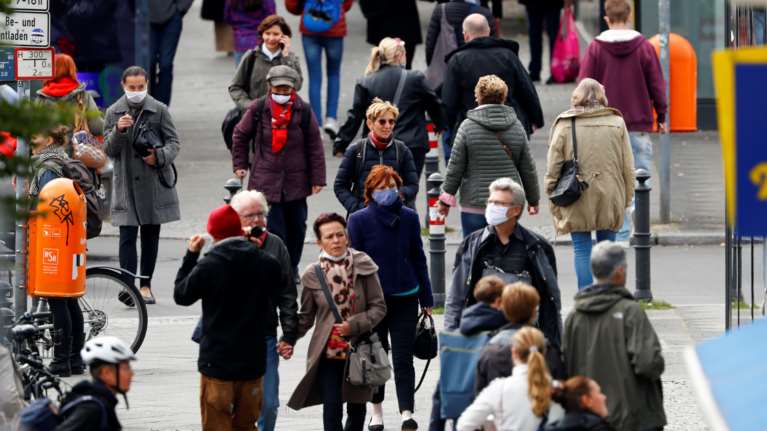 Πανδημία στην Ευρώπη: Σε ποιες χώρες χαλαρώνουν τα μέτρα, σε ποιες επιμένουν οι σκληροί δείκτες
