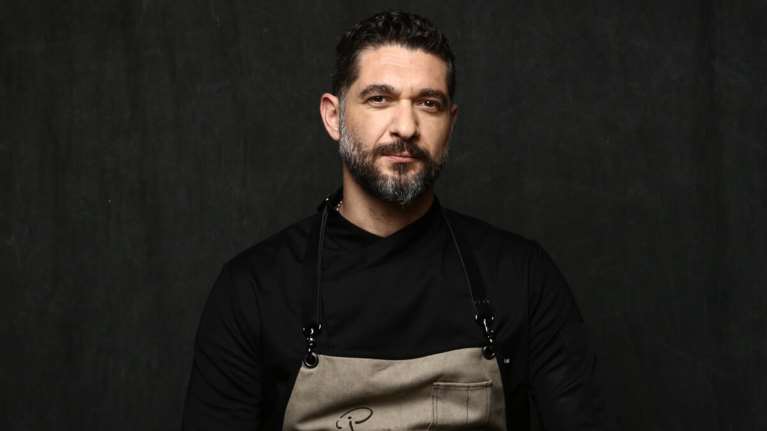 Πάνος Ιωαννίδης: Αυτή είναι η  πανύψηλη μελαχρινή καλλονή σύντροφός του - Η πρώτη φωτογραφία με τον γιο τους