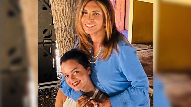"Μου δίνει μόνο χαρές και με κάνει περήφανη": Κομψό dinner party στον Θεολόγο για την κόρη της οργάνωσε η Μιμή Ντενίση